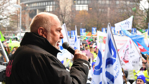 DBB Vorsitzender Silberbach mit Mikro in der Hand